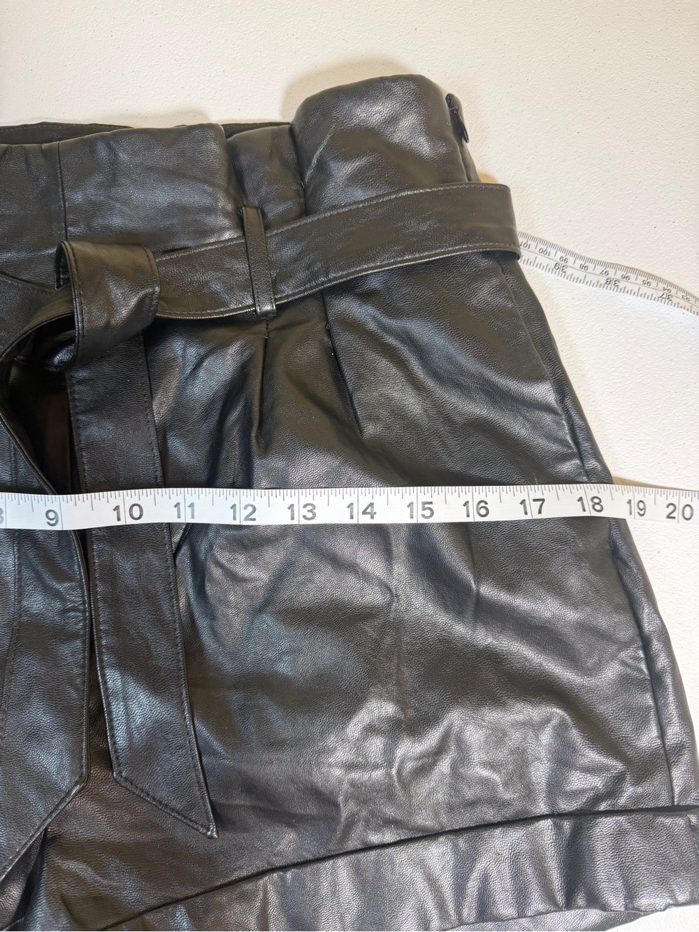 Express Extreme High Rise Faux Leather Paperbag Shorts Black Size 6 NWOT - Picture 4 of 12